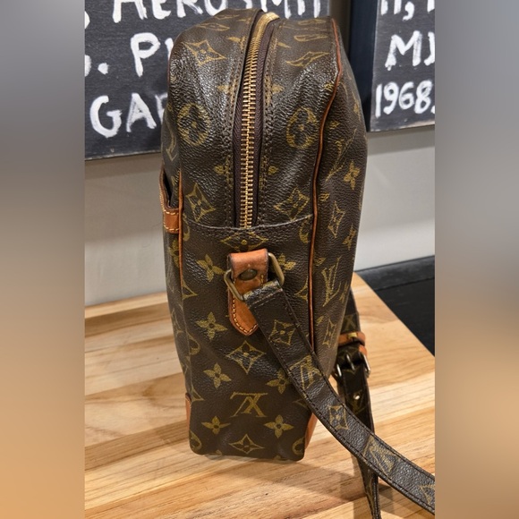 Louis Vuitton VINTAGE Monogram Danube MM Crossbody - Picture 7 of 16